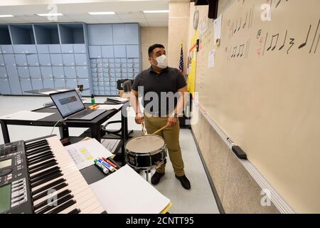 Rio Bravo, Texas USA 17. September 2020: Bandlehrer Robert Ortiz arbeitet an einem virtuellen Unterricht mit Schülern an der Salvador Garcia Middle School in Colonia Rio Bravo bei Laredo entlang der texanischen Grenze zu Mexiko. Ortiz, ein 17-jähriger Lehrer, sagt, dass jeder Tag eine Herausforderung mit einem virtuellen Klassenzimmer ist. ©Bob Daemmrich Stockfoto