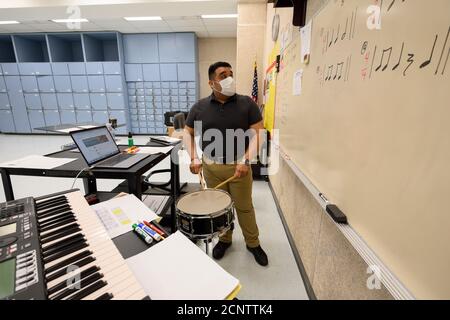 Rio Bravo, Texas, USA. September 2020. Bandlehrer ROBERT ORTIZ arbeitet an einem virtuellen Unterricht mit Schülern an der Salvador Garcia Middle School in Colonia' Rio Bravo bei Laredo entlang der texanischen Grenze zu Mexiko. Ortiz, ein 17-jähriger Lehrer, sagt, dass jeder Tag eine Herausforderung mit einem virtuellen Klassenzimmer ist. Quelle: Bob Daemmrich/ZUMA Wire/Alamy Live News Stockfoto