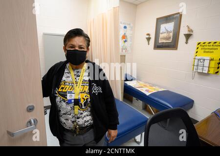 Rio Bravo, Texas USA 17. September 2020: Schulkrankenschwester Isabel Cortez, RN, posiert in einem Isolationsraum, der für Schüler mit COVID-19-Symptomen verwendet wird, wenn die Salvador Garcia Mittelschule nächste Woche eröffnet wird. Die Schule mit 450 Schülern in der Nähe von Laredo, Texas, liegt an der Grenze zwischen Texas und Mexiko in einem Gebiet mit geringem Einkommen. ©Bob Daemmrich Stockfoto