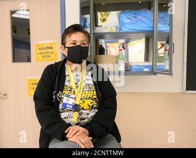 Rio Bravo, Texas USA 17. September 2020: Schulkrankenschwester Isabel Cortez, RN, posiert in einem Isolationsraum, der für Schüler mit COVID-19-Symptomen verwendet wird, wenn die Salvador Garcia Mittelschule nächste Woche eröffnet wird. Die Schule mit 450 Schülern in der Nähe von Laredo, Texas, liegt an der Grenze zwischen Texas und Mexiko in einem Gebiet mit geringem Einkommen. ©Bob Daemmrich Stockfoto