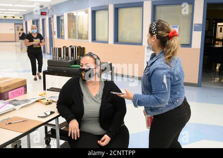 Rio Bravo, Texas USA 17. September 2020: Mittelschullehrer machen eine Pause vom virtuellen Unterricht am Eingang der Salvador Garcia Mittelschule in colonia Rio Bravo in der Nähe von Laredo, Texas. Die Schule mit 450 Schülern befindet sich direkt an der Grenze zwischen Texas und Mexiko in einer einkommensschwachen Gegend. ©Bob Daemmrich Stockfoto