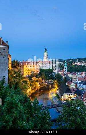 Schloss Krumau (mit Runder Turm), St. Jost Kirche (Glockenturm) und hölzerne Brücke über den Fluss Vltava (Moldau), Cesky Krumlov, Tschechische Republik Stockfoto