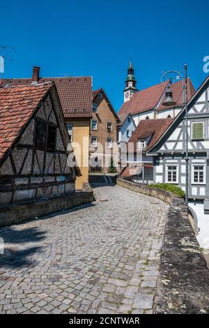 Alte historische Gebäude und eine Straße aus Pflastersteinen Stockfoto