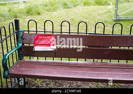 Hinweis im Londoner Park während der Covid-19 Pandemie im Jahr 2020 Stockfoto