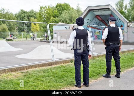 Polizei sperren; Lockdown-Regeln in einem der Londoner Parks durchsetzen, 2020. Stockfoto
