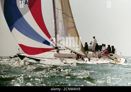 AJAXNETPHOTO. AUGUST 1989. WEST SOLENT, ENGLAND. - ADMIRAL'S CUP 1989 - 4. KÜSTENRENNEN - DAPHNE (ARGENTINIEN) - SKIPPER PEPE FRERS. FOTO:JONATHAN EASTLAND/AJAX REF:ADCR4 890108 153 Stockfoto