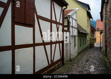 Bischofsheim vor der Rhön, Gasse entlang der Stadtmauer, Unterfranken, Bayern, Deutschland, Stockfoto