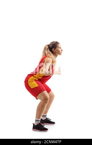 In voller Länge Profilaufnahme einer jungen weiblichen Verteidigung Basketball Spieler in Aktion isoliert auf weißem Hintergrund Stockfoto