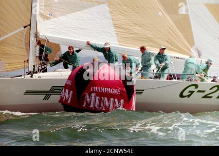 AJAXNETPHOTO. AUGUST 1989. WEST SOLENT, ENGLAND. - ADMIRAL'S CUP 1989 - 4. KÜSTENRENNEN - PINTA (GER) - SKIPPER ALEX HAGEN & THOMAS JUNGBLOT. FOTO:JONATHAN EASTLAND/AJAX REF:ADCR4 890108 189 Stockfoto