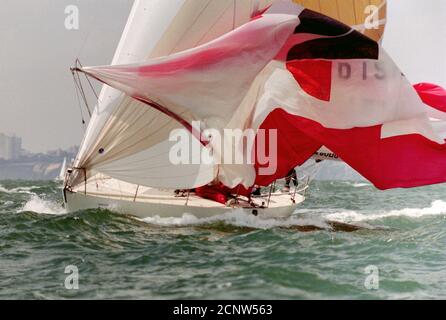 AJAXNETPHOTO. AUGUST 1989. WEST SOLENT, ENGLAND. - ADMIRAL'S CUP 1989 - 4. KÜSTENRENNEN - PLATON FINANS II (IRLAND) - SKIPPER JENS NEILSEN. FOTO:JONATHAN EASTLAND/AJAX REF:ADCR4 890108 198 Stockfoto