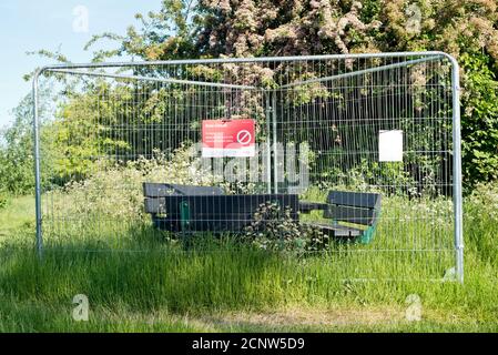 Picknicktisch in einem Londoner Park hinter Zaun während der 2020 Covid-19-Sperre Stockfoto