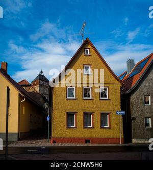 Bischofsheim vor der Rhön, Unterfranken, Bayern, Deutschland, Wohnhaus, Holzfassade mit typischen, handgeschnitzten Holzschindeln Stockfoto