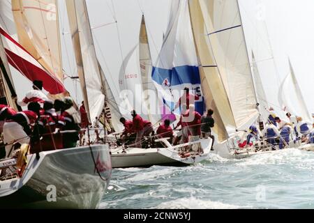 AJAXNETPHOTO. AUGUST 1989. WEST SOLENT, ENGLAND. - ADMIRAL'S CUP 1989 - 4. KÜSTENRENNEN - DIE FLOTTE AUF DEM WEG ZUR LEEWARD-MARKE. FOTO:JONATHAN EASTLAND/AJAX REF:ADC FLEET 890108 195 Stockfoto