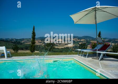 Schwimmbad, Bauernhof, Fossombrone, Marken, Italien, Stockfoto