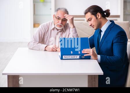 Junger Anwalt besucht alten Mann in Testament Konzept Stockfoto