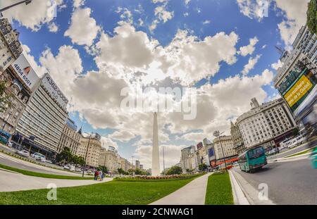 Tageslandschaft der 'Avenida 9 de julio' mit dem Obelisken in der Mitte. Stockfoto