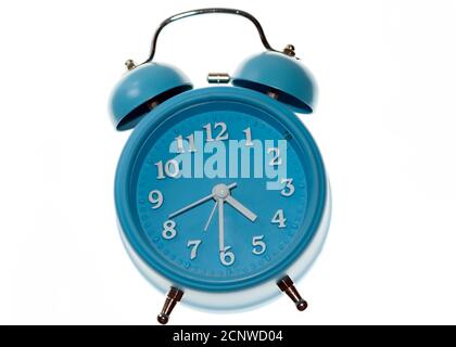 Isolierter, nicht markeneigener mechanischer blauer Wecker Stockfoto