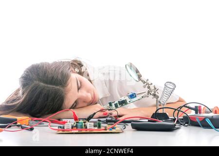 Frau Electronic Technician Schlafen, überarbeitet und müde Stockfoto