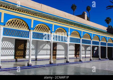 Bahia Palace Marrakech mit Palmen, Hand geschnitzt und Spiel der Lichter Stockfoto