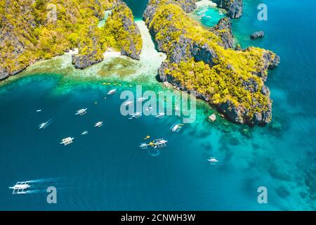 Palawan, Philippinen Luftaufnahme des Eingangs zur großen Lagune. Natürliche Landschaft der tropischen Miniloc Insel. Stockfoto
