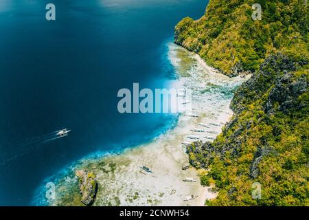 Luftdrohnenansicht der tropischen Shimizu Insel. Kalkstein Küstenfelsen, weißer Sandstrand in blauem Wasser. El Nido, Palawan, Philippinen. Stockfoto