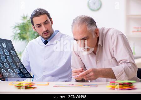 Arzt und Patient, die an der Alzheimer-Krankheit leiden Stockfoto