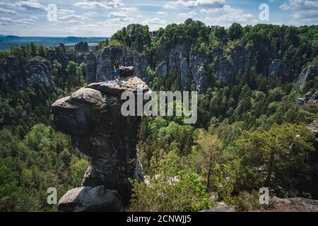 Ferdinandstein mit unbekanntem Bergsteiger im berühmten Bastei Nationalpark Sächsische Schweiz, Deutschland. Schöne Sandsteinformation im Frühling ac Stockfoto