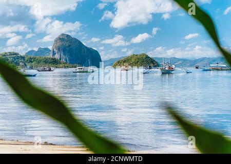 Wunderschöne tropische Landschaft. El-Nido, Philippinen. Banca Boote ruhen am ruhigen frühen Morgen in Corong Corong Lagune. Stockfoto