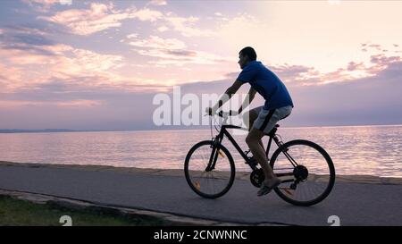 Dieb männlich reiten ein gestohlenes Fahrrad in der Dunkelheit. Stockfoto