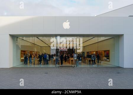 Apple Retail Store Verkauf von iPhones, iPads und mehr in sleekly gestalteten Räumen. Befindet sich in Westfield UTC. Mit Fußgängern vorbei vor dem Geschäft. La Jolla. San Diego, Kalifornien, USA. März 2019 Stockfoto