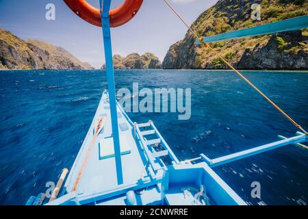 El Nido, Philippinen. Inselhopping Tour das Boot schwebt auf einer Reise über der offenen Meerenge zwischen exotischen Karstkalksteininseln. Stockfoto