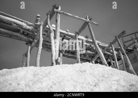 Niedriger Winkel Graustufen Aufnahme aus Holzkonstruktion Stockfoto