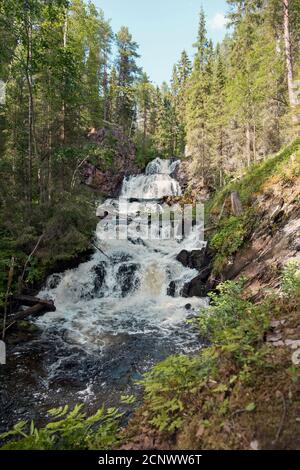 Der schönste Wasserfall im Norden Kareliens. Stockfoto