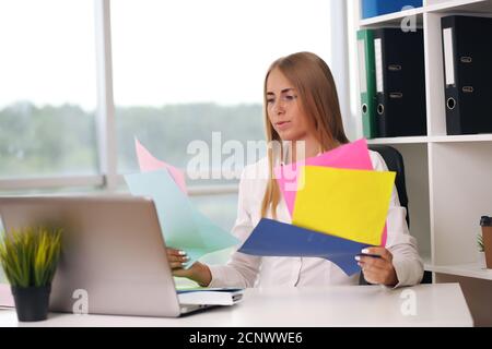 Blonde wirft Papier Frau im Büro, Geschäftskonzept Stockfoto
