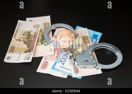 Geld und Handschellen. Strafrechtliche Bestrafung für Bestechung Stockfoto