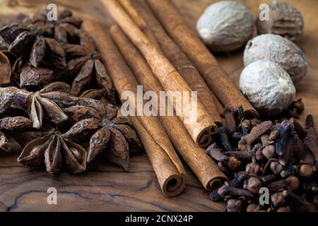 Ganze Gewürze, aromatische Muskatnuss, Zimtstangen, Nelken, Sternanisplatte, Stillleben Stockfoto