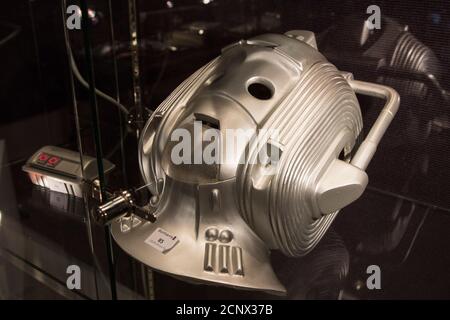 London, Großbritannien. 28. Juni 2016. Ein Cyberman-Kopf. Bonhams präsentiert Lose vom bevorstehenden Entertainment Memorabilia Verkauf, der am 28. Juni stattfindet. Stockfoto