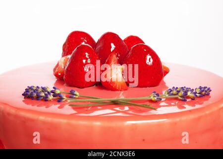 Gâteau entremet à la fraise fait maison Stockfoto