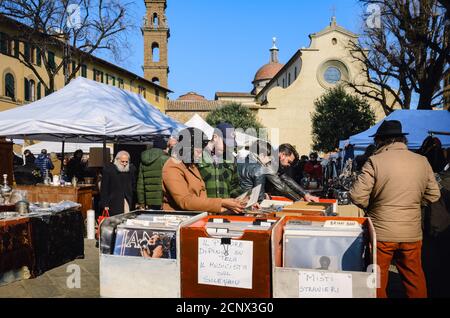Florenz, Italien - 11. Februar 2018: Traditioneller Flohmarkt auf dem Santo Spirito Platz in Florenz, Italien, am 11. februar 2018, mit gebrauchten Vintag Stockfoto