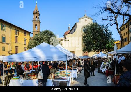 Florenz, Italien - 11. Februar 2018: Traditioneller Flohmarkt auf dem Santo Spirito Platz in Florenz, Italien, am 11. februar 2018, mit gebrauchten Vintag Stockfoto