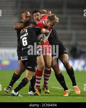 Salford Red Devils James Greenwood (rechts) wird von Sam Moa, James Maloney (vorne links) und Israel Folau (hinten) der katalanischen Drachen während des Betfred Super League-Spiels im Totally Wicked Stadium, St. Helens, angegangen. Stockfoto