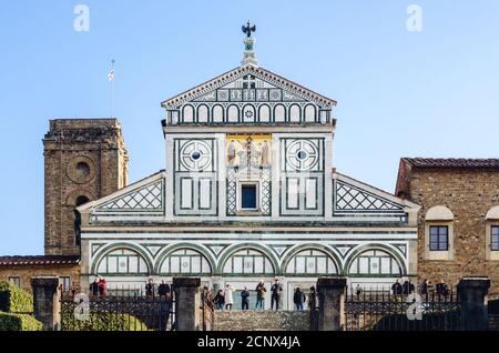 Florenz, Italien - 11. Februar 2018: Fassade der berühmten Kirche San Miniato al Monte, auf dem höchsten Hügel von Flotence, Toskana, Italien Stockfoto