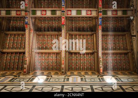 Kirche San Miniato al Monte, in Florenz, Italien. Detail der hölzernen bemalten und verzierten Decke mit Sonnenstrahlen aus den offenen Fenstern Stockfoto