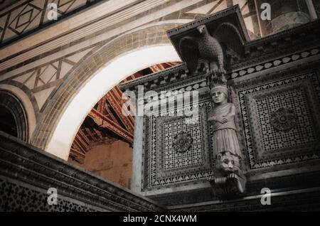 Kirche San Miniato al Monte, in Florenz, Italien. Detail der kunstvollen Marmorkanzel, mit geometrischer Dekoration und romanischen Statuen Stockfoto