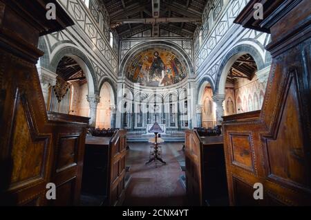 Kirche San Miniato al Monte, in Florenz, Italien. Detail der Apsis mit che Mosaik von Christus und St. Minias, die che mittelalterliche romanesq dominiert Stockfoto