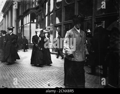 Weihnachtseinkäufer vor dem Kaufhaus Marshall Field in der State Street, Chicago, Illinois Stockfoto