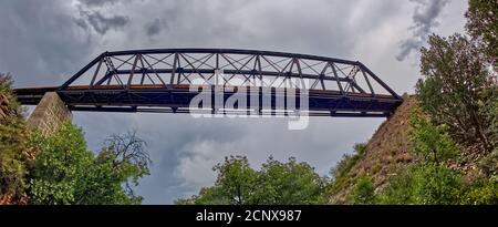 Panorama einer alten Eisenbahnbrücke über das südliche untere Ende des Bear Canyon in der Nähe von Perkinsville Arizona. Stockfoto