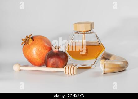 Granatapfel, Honig und Schofar isoliert auf weißem Hintergrund. Bild von Rosch Hashanah (jüdischer Neujahrsfeiertag). Traditionelle Urlaubssymbole in Israel wi Stockfoto