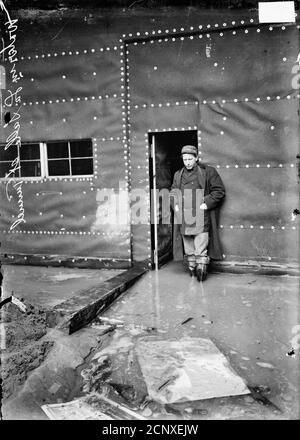 Bild eines Mannes, der im Wasser im Lasalle Street Tunnel steht, der die nahe North Side und Loop Gemeindegebiete von Chicago, Illinois, miteinander verband. Stockfoto