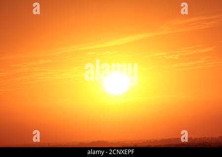 Mit Sonnenschein und Wolken über dem Horizont. Göttliches Leuchten durch die Wolken der Abendsonne. Konzept von Frieden und Glück. Stockfoto